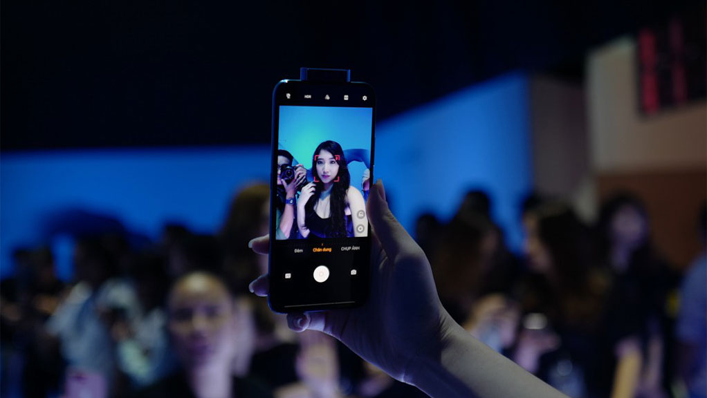 Vivo ra mắt V17 Pro
tại Việt Nam với camera selfie thò thụt, màn hình tràn viền
6.44 inch, giá 9,99 triệu đồng