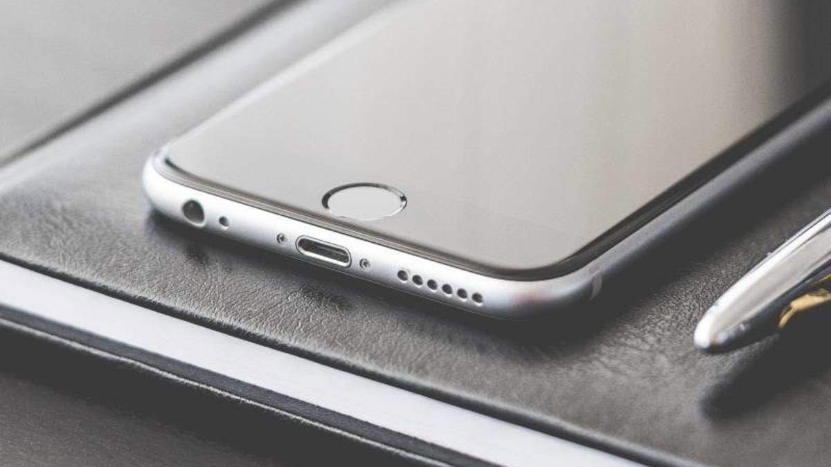 Apple xác nhận iPhone
6s có thể biến thành cục chặn giấy đúng nghĩa, anh em kiểm
tra xem máy mình có dính lỗi không nhé