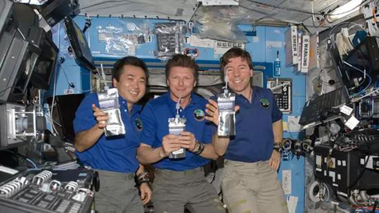 NASA tái chế phân
người thành thức ăn cho phi hành gia