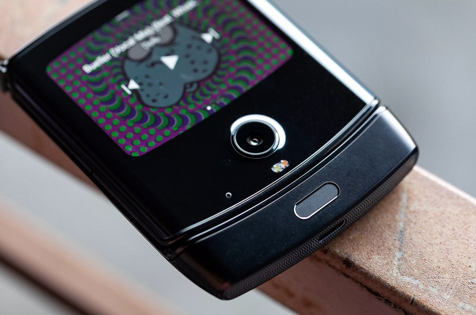 Motorola RAZR chính
thức được hồi sinh: Điện thoại mà hình gập kiểu vỏ sò, giá
1500USD