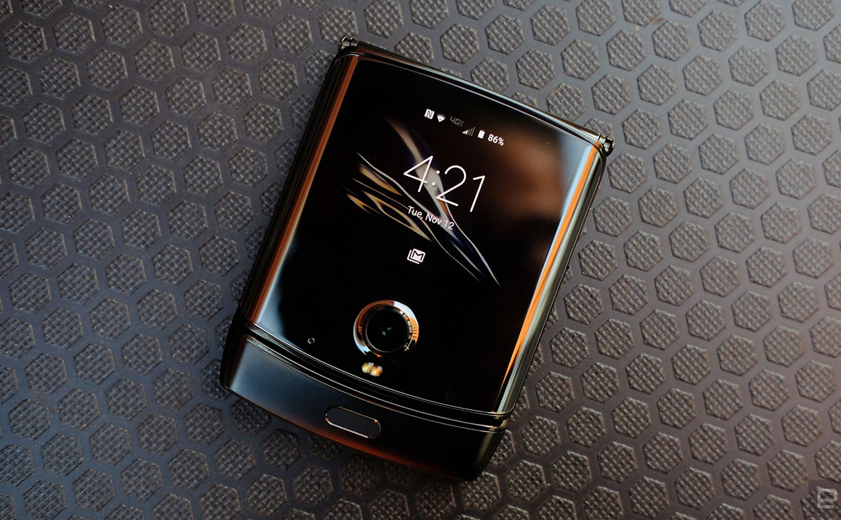 Motorola RAZR chính thức được hồi sinh: Điện
thoại mà hình gập kiểu vỏ sò, giá 1500USD