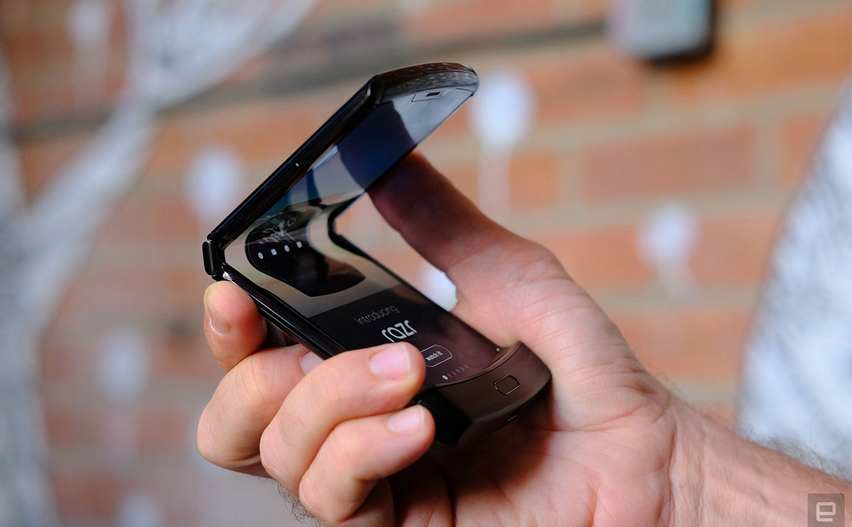 Motorola RAZR chính thức được hồi sinh: Điện thoại mà
hình gập kiểu vỏ sò, giá 1500USD