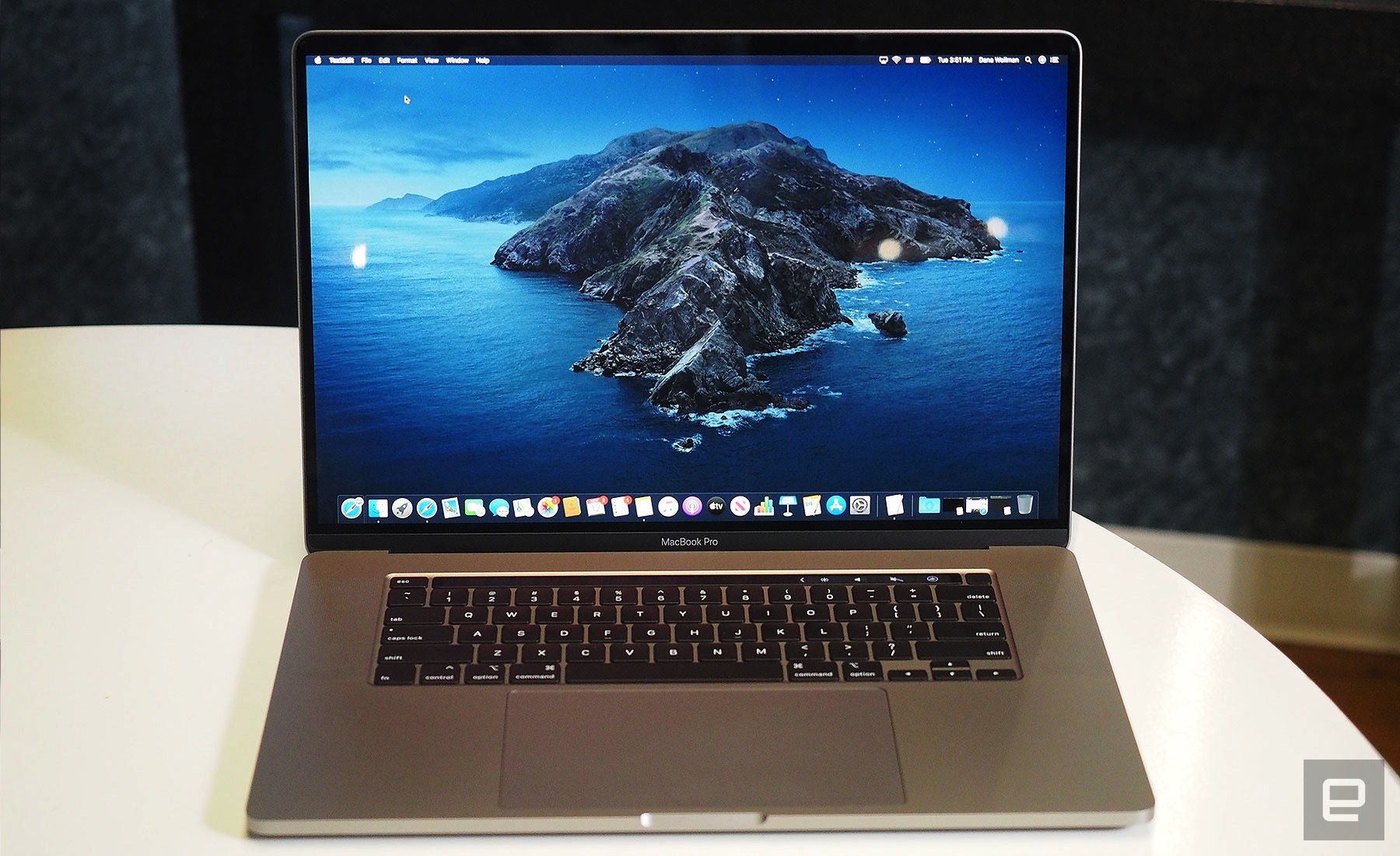 Apple chính thức ra
mắt MacBook Pro 16 inch với bàn phím Magic Keyboard mới, 6
loa ngon hơn, giá khởi điểm gần 55.7 triệu đồng
