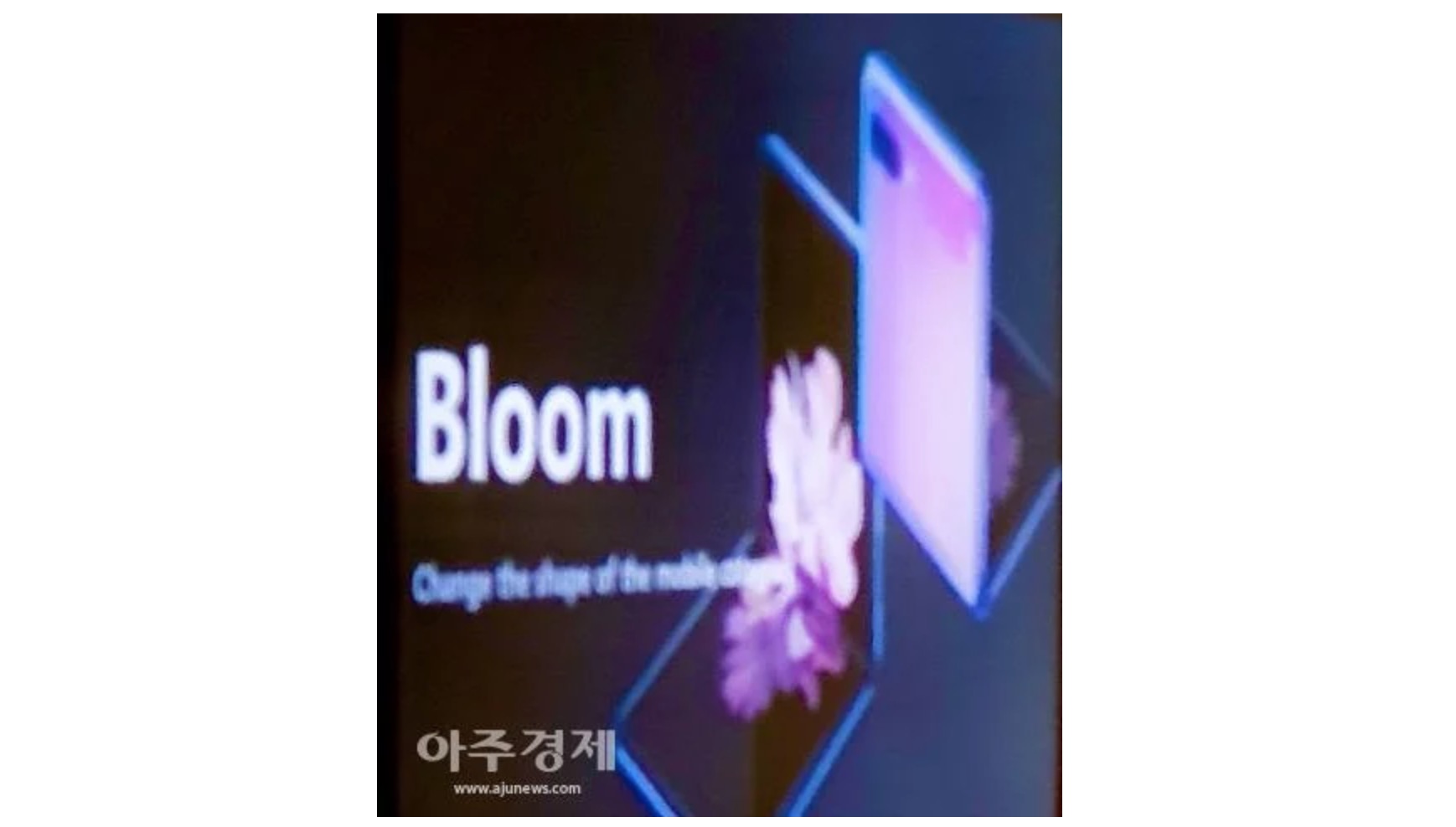 Galaxy Fold 2 sẽ có
tên là Galaxy Bloom, thiết kế lấy cảm hứng từ hộp phấn trang
điểm
