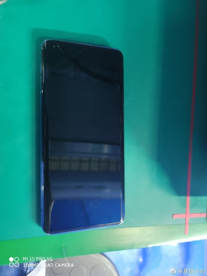 Lộ ảnh trên tay
Xiaomi Mi 10 Pro 5G, với thiết kế đục lỗ, 4 camera sau
108MP, sạc nhanh 65W