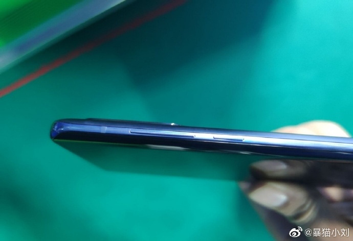 Lộ ảnh trên tay
Xiaomi Mi 10 Pro 5G, với thiết kế đục lỗ, 4 camera sau
108MP, sạc nhanh 65W