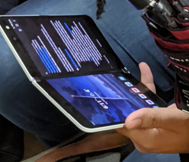 Surface Duo đã xuất
hiện ngoài thực tế, Microsoft sẽ sớm bán ra trên thị
trường?