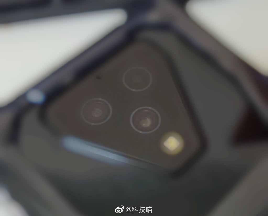 Black Shark 3 lộ
thiết kế với mặt lưng đậm chất gaming, hợp tác cùng Tencent