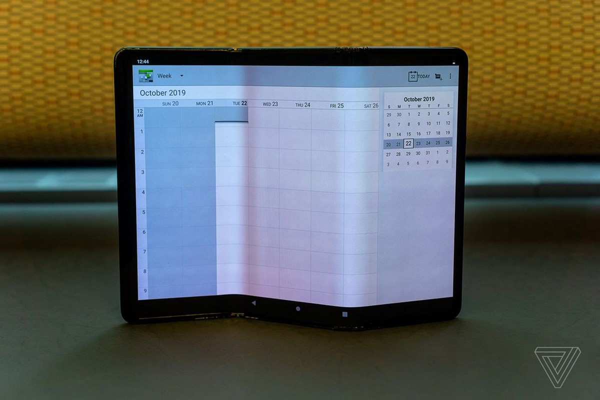 TCL trình làng
concept điện thoại màn hình cuộn đầu tiên trên thế giới và
một thiết bị màn hình gập làm 3