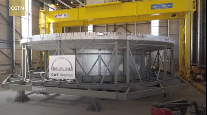 Thiết bị
nặng 1200 tấn này vừa được Trung Quốc vận chuyển tới Pháp để
lắp đặt 'Mặt Trời nhân tạo'