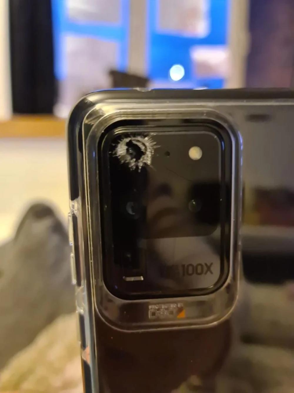 Kính trên cụm camera
sau của Galaxy S20 Ultra ''tự vỡ'' chưa
rõ nguyên nhân