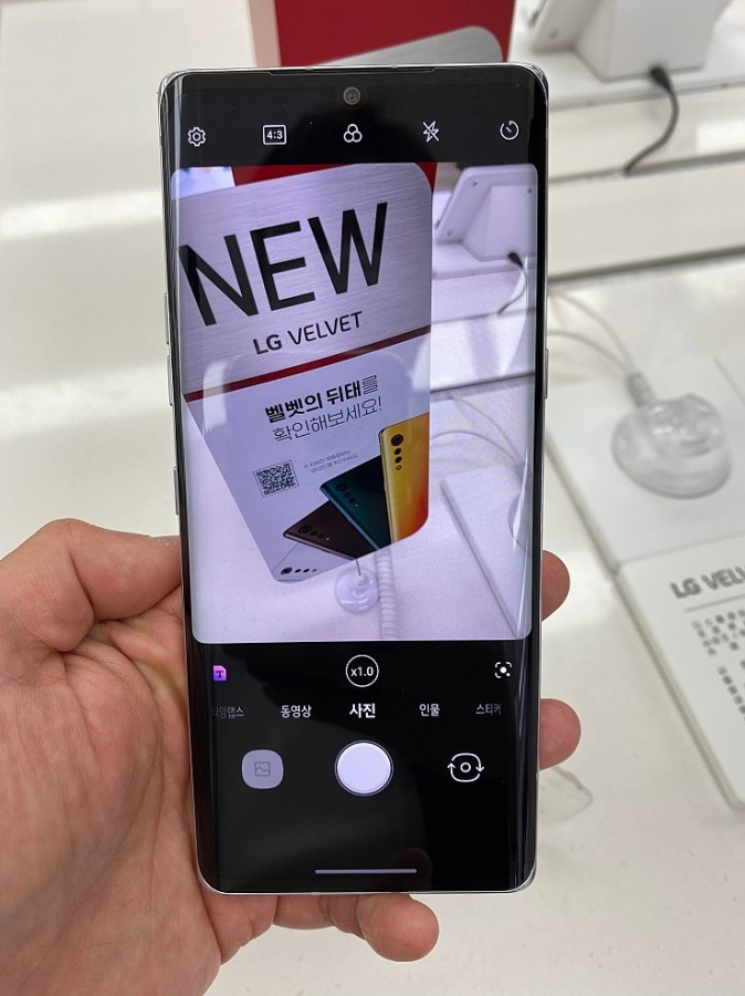 LG Velvet lộ diện hoàn toàn: Thiết kế giọt mưa
mới, 3 camera, Snapdragon 765G, ra mắt 7/5