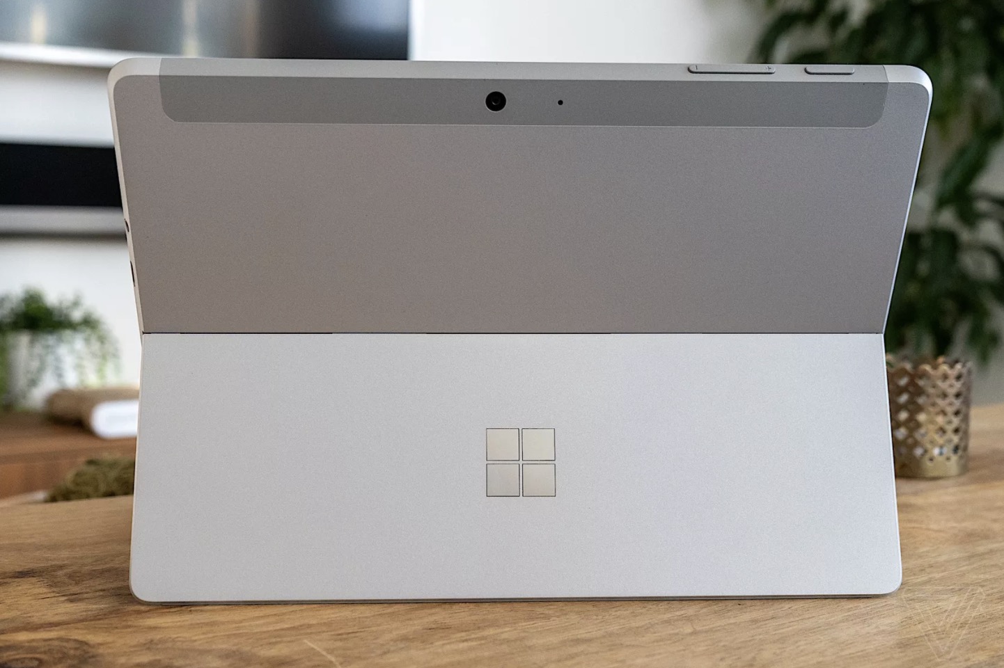 Microsoft Surface Go
2 ra mắt: Màn hình 10.5 inch, cấu hình nâng cấp, giá từ 399
USD