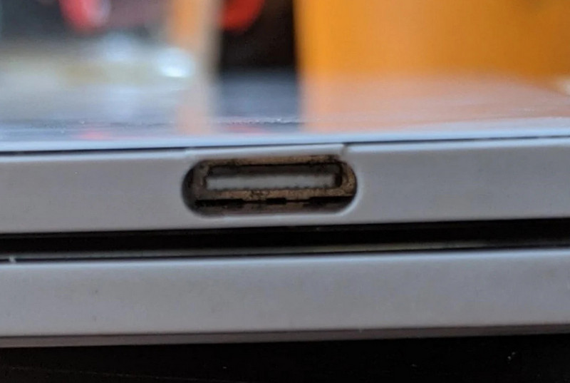 Người dùng kêu ca vì
Microsoft Surface Duo dễ bị nứt xung quanh cổng USB-C