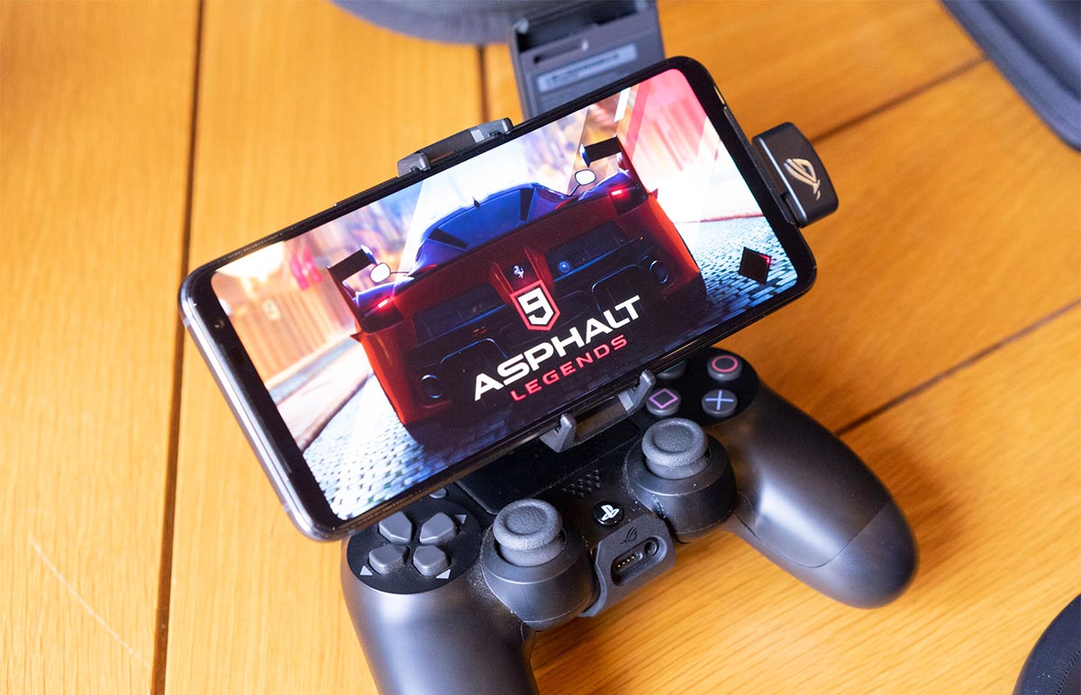 ASUS ra mắt chính
thức ra mắt gaming phone ROG Phone 3 tại VN, giá 23 triệu
đồng