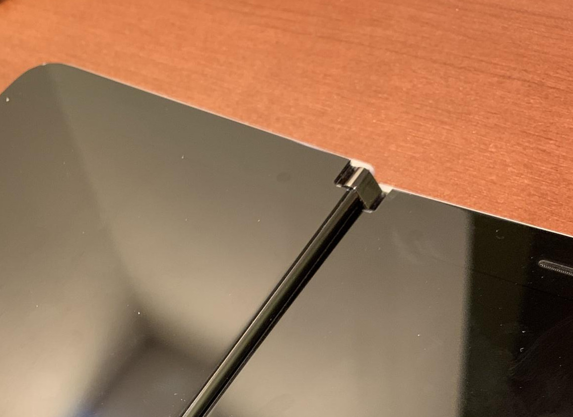 Giá tới cả ngàn đô
nhưng Surface Duo liên tục gặp lỗi, lần này là lỗi thiết kế
khiến việc đóng mở gặp khó khăn