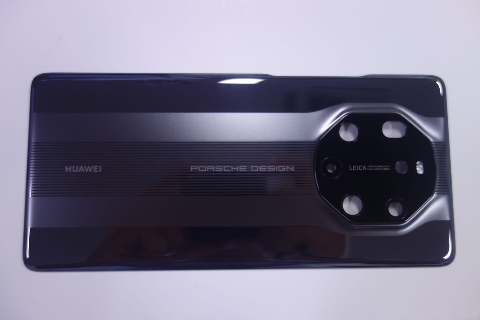 Huawei Mate 40 Pro lộ
ảnh render với cụm camera 4 camera hình tròn, chip Kirin
9000, sạc 65W