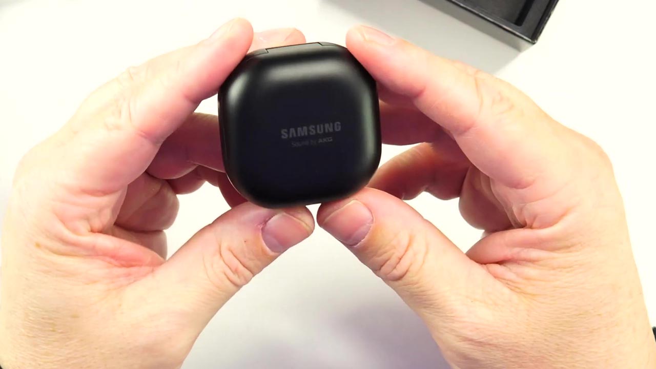 Galaxy Buds Pro có
case sạc khá giống Galaxy Buds Live, với dòng logo Samsung
và dòng chữ "Sound by AKG" được in ở chính giữa.