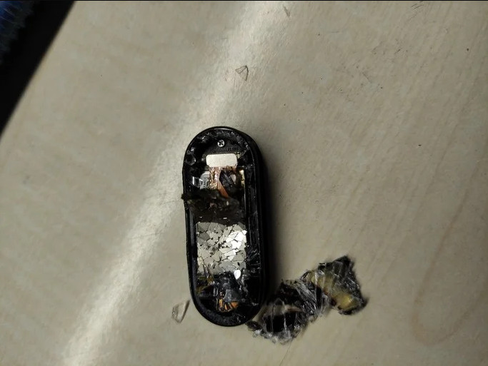 Mi Band 5 - chiếc
smartband bán chạy nhất của nhà Xiaomi bất ngờ phát nổ khi
đang sạc