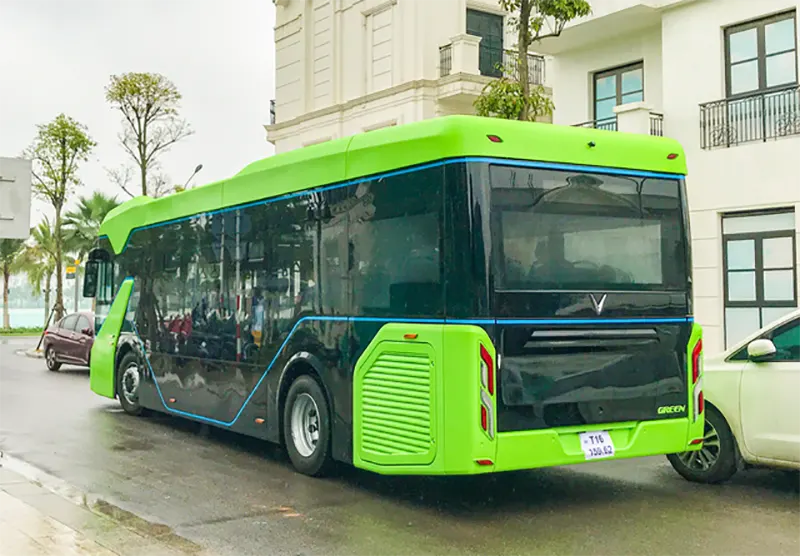Xe điện VinBus đầu
tiên lăn bánh tại Hà Nội: Êm, không khí thải, bãi đỗ có pin
mặt trời, có khu rửa xe riêng 'xịn sò'