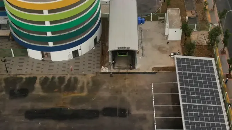 Xe điện VinBus đầu
tiên lăn bánh tại Hà Nội: Êm, không khí thải, bãi đỗ có pin
mặt trời, có khu rửa xe riêng 'xịn sò'