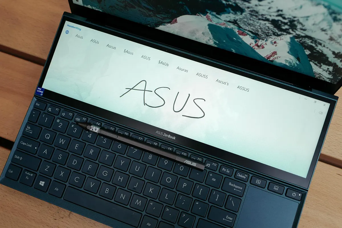 ASUS ZenBook Duo 14
UX482: Chiếc laptop hai màn hình nhỏ gọn dành cho người dùng
đa nhiệm