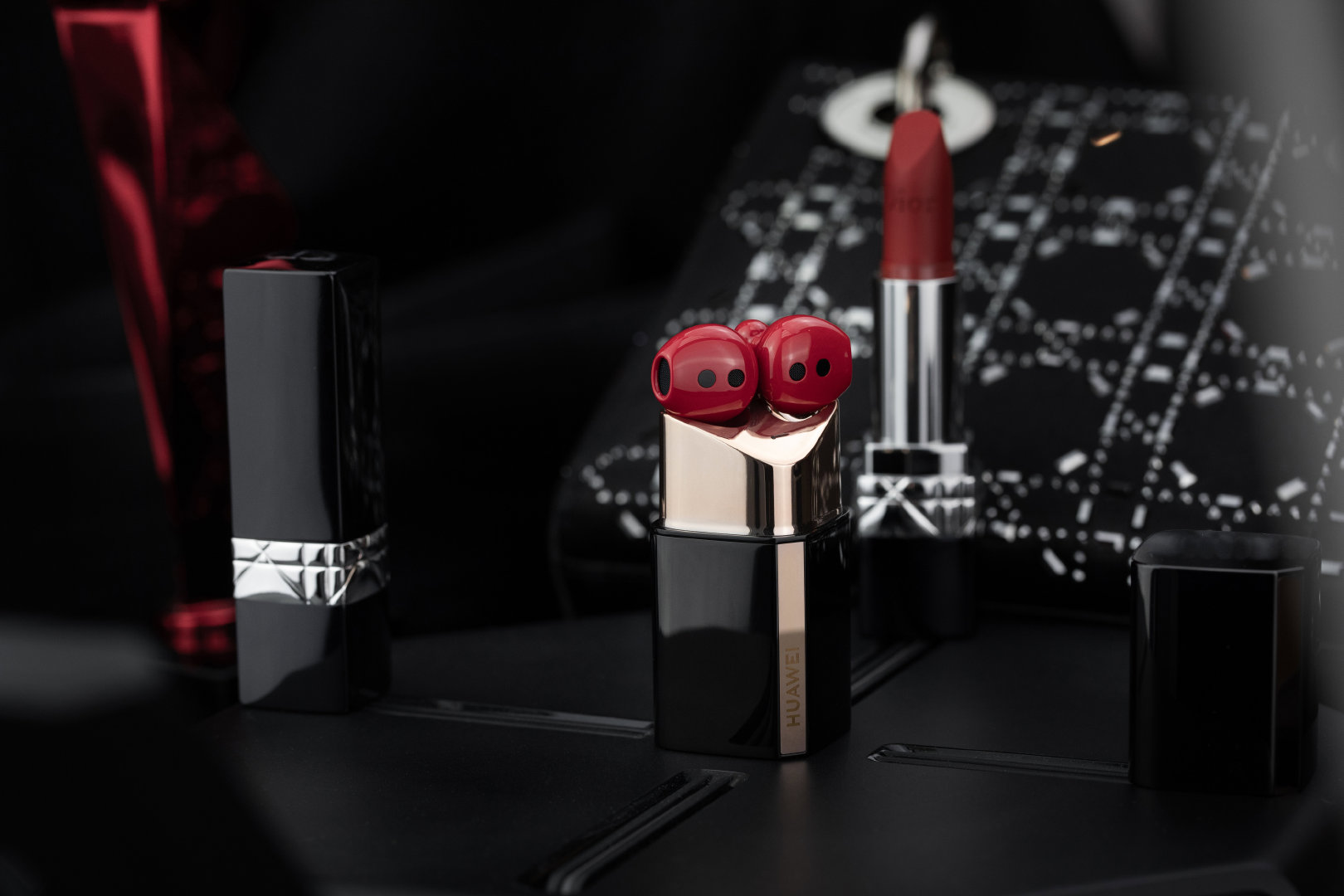 Huawei ra mắt tai nghe FreeBuds Lipstick tại VN:
Thiết kế hình thỏi son, giá 4.9 triệu đồng
