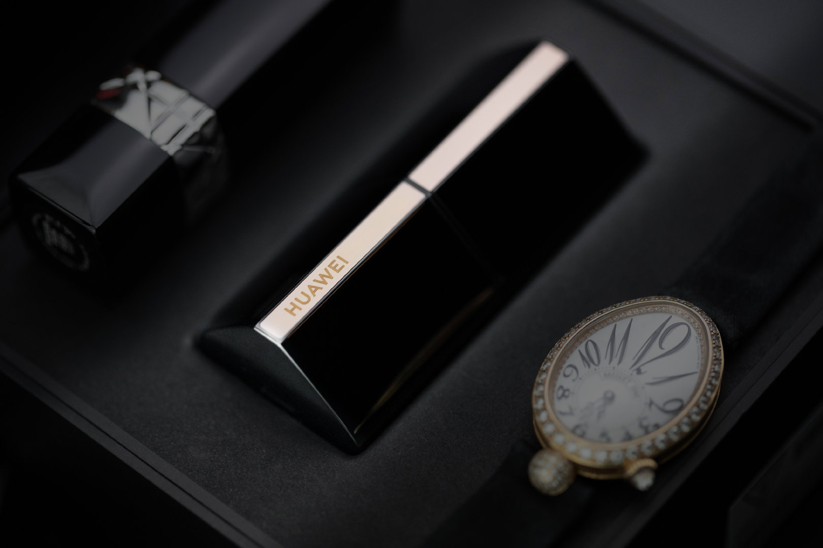 Huawei ra mắt tai nghe FreeBuds Lipstick tại VN:
Thiết kế hình thỏi son, giá 4.9 triệu đồng