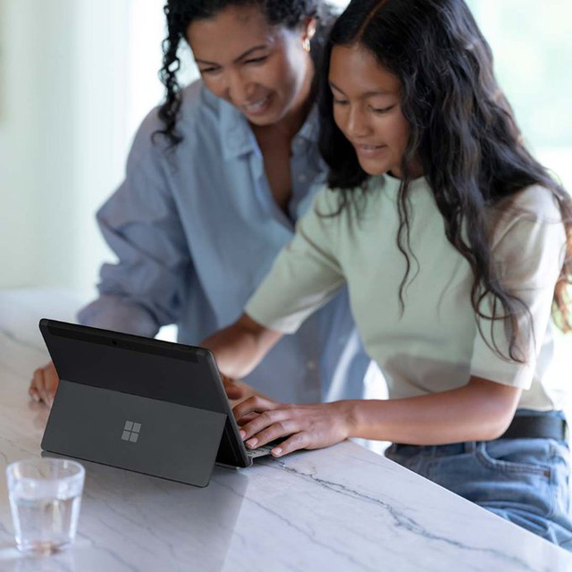 Microsoft ra mắt
Surface Go 3 phiên bản đen nhám, có kết nối di động, giá từ
550 USD