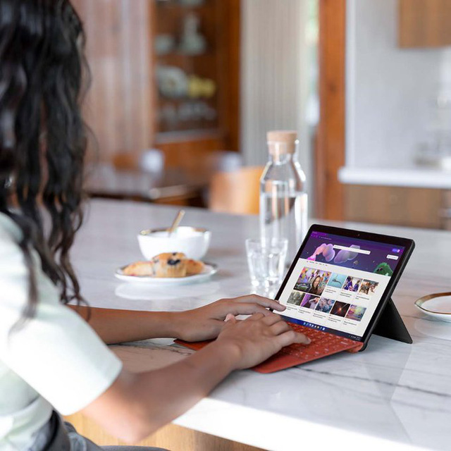 Microsoft ra mắt
Surface Go 3 phiên bản đen nhám, có kết nối di động, giá từ
550 USD