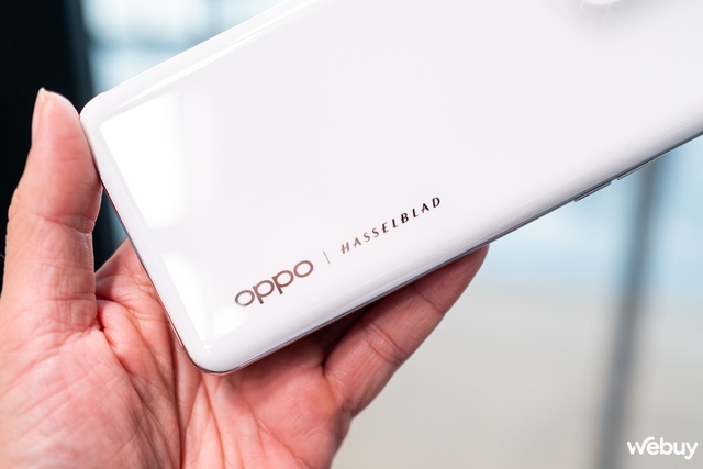 Trên tay OPPO Find X5
Pro: Đẹp, mặt lưng gốm cao cấp, camera với vi xử lý tự
''trồng'', giá cao