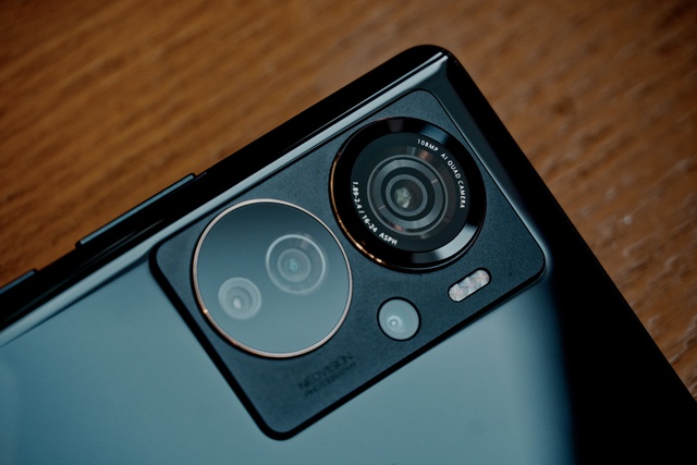 ZTE Axon 40 Ultra và
Axon 40 Pro ra mắt: Thiết kế đẹp hơn Galaxy S22 Ultra,
Snapdragon 8 Gen 1, có camera selfie ẩn dưới màn hình, giá
chỉ từ 10.2 triệu