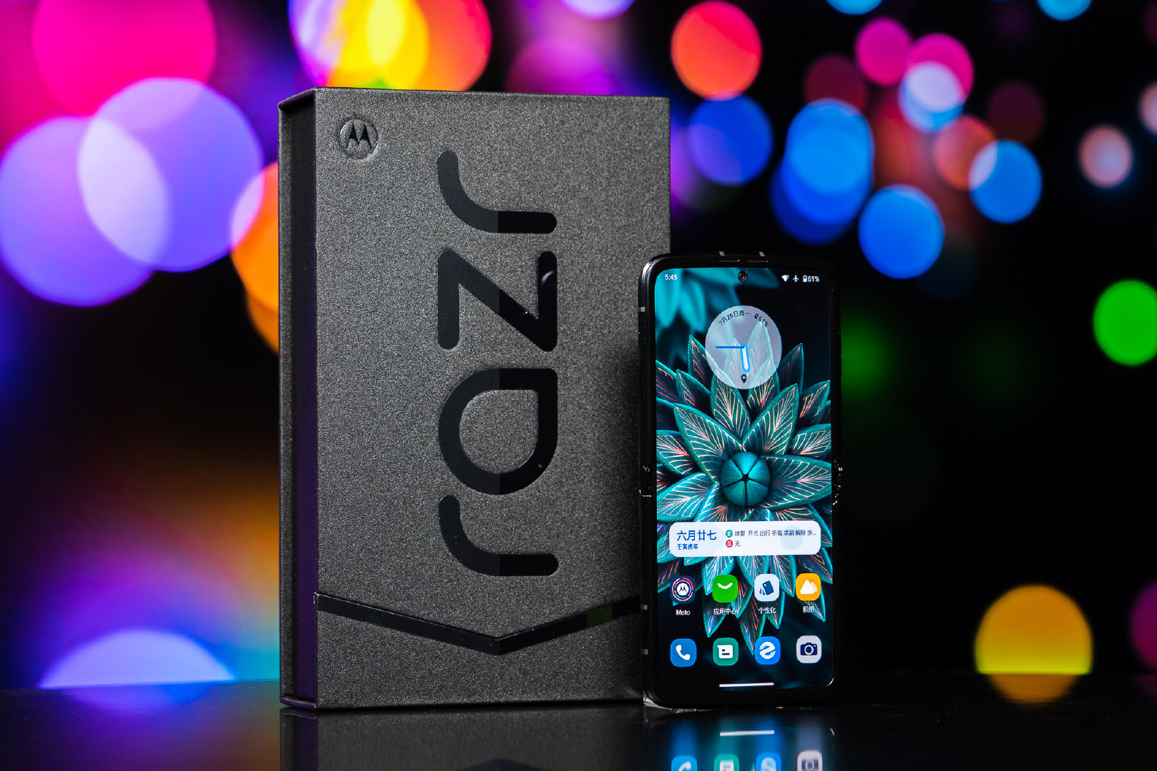 Motorola Razr 2022 ra
mắt: Thiết kế giống Galaxy Z Flip4, Snapdragon 8+ Gen 1, giá
20.9 triệu đồng