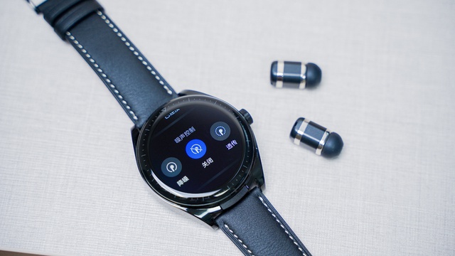 Huawei ra
mắt smartwatch kiêm tai nghe không dây, giá 10,1 triệu đồng