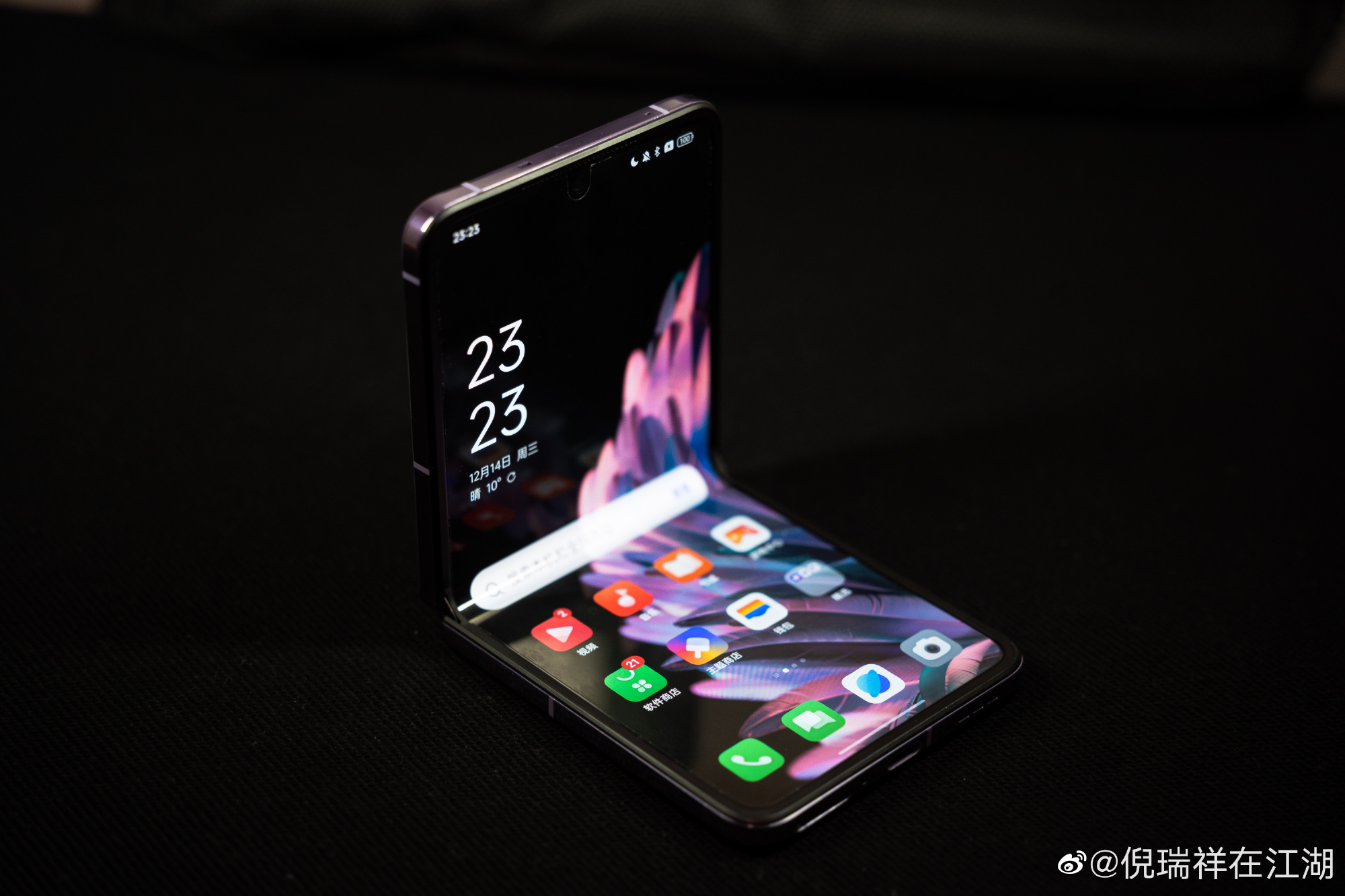 OPPO Find N2 Flip ra
mắt: smartphone gập giống Galaxy Z Flip nhưng có màn hình
lớn hơn, giá từ 20,2 triệu đồng