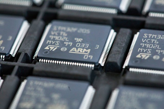  Không sản xuất một
con chip nào, tại sao Arm vẫn là ông trùm trong ngành chip