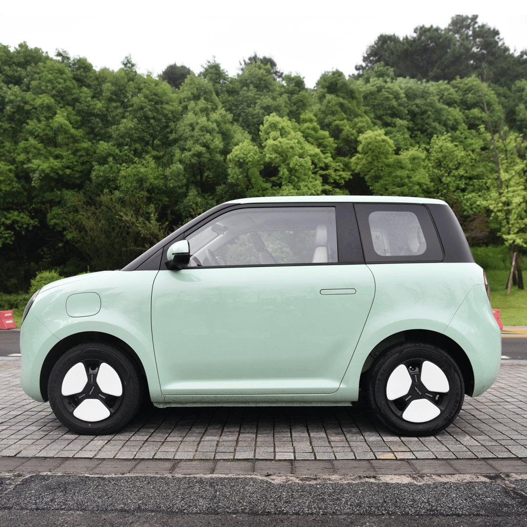 Mẫu xe điện mini có
tầm di chuyển 300km cho một lần sạc, giá chỉ từ 160 triệu
đồng quyết đấu ''vua'' xe điện cỡ nhỏ
Wuling Hongguang Mini EV
