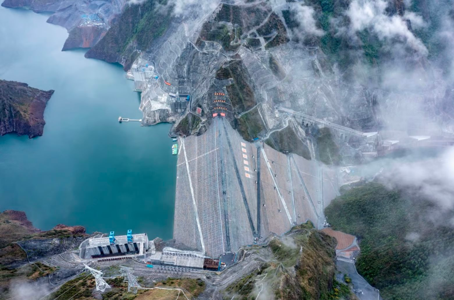 Trung Quốc chính thức vận hành nhà máy quang - thuỷ điện lớn nhất thế giới: Tạo ra 2 tỷ kWh điện/năm, cung cấp năng lượng cho 700.000 hộ gia đình