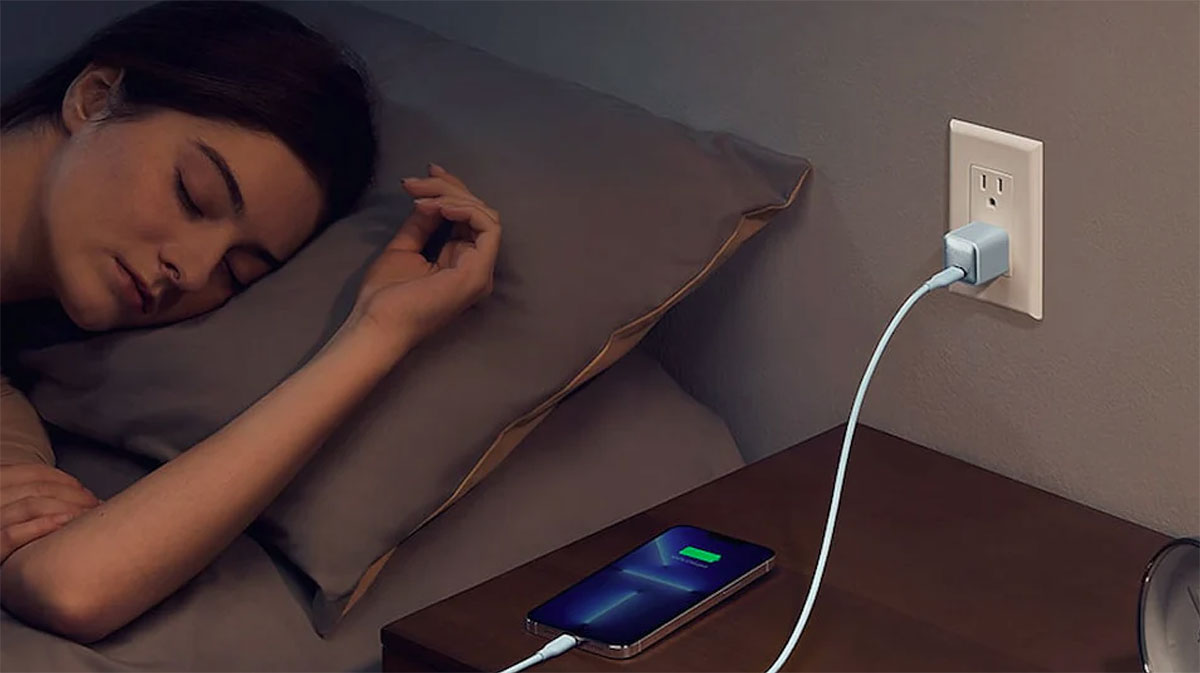Sạc điện thoại qua
đêm có thật sự chai pin như nhiều người vẫn tưởng? Câu trả
lời hóa ra lại khác