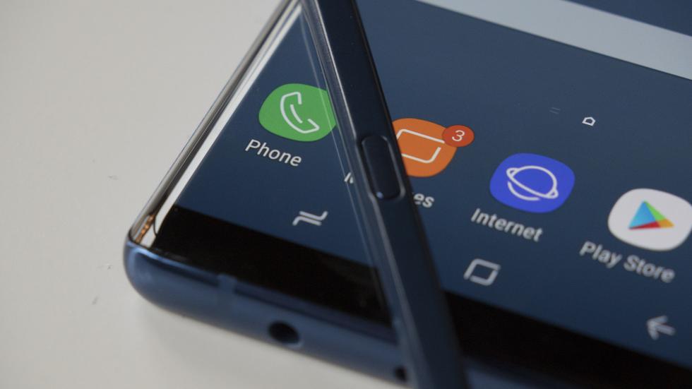 Ốp lưng Samsung Galaxy Note9 cho thấy vị trí đặt cảm biến vân tay mới và một nút bấm bí ẩn