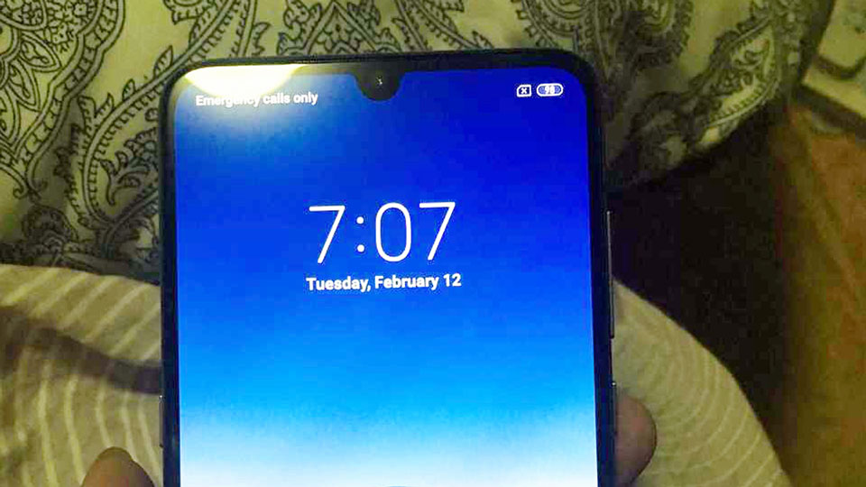 Xiaomi Mi 9 lộ ảnh thật với thiết màn hình giọt nước, Snapdragon 855, sạc nhanh không dây 20W