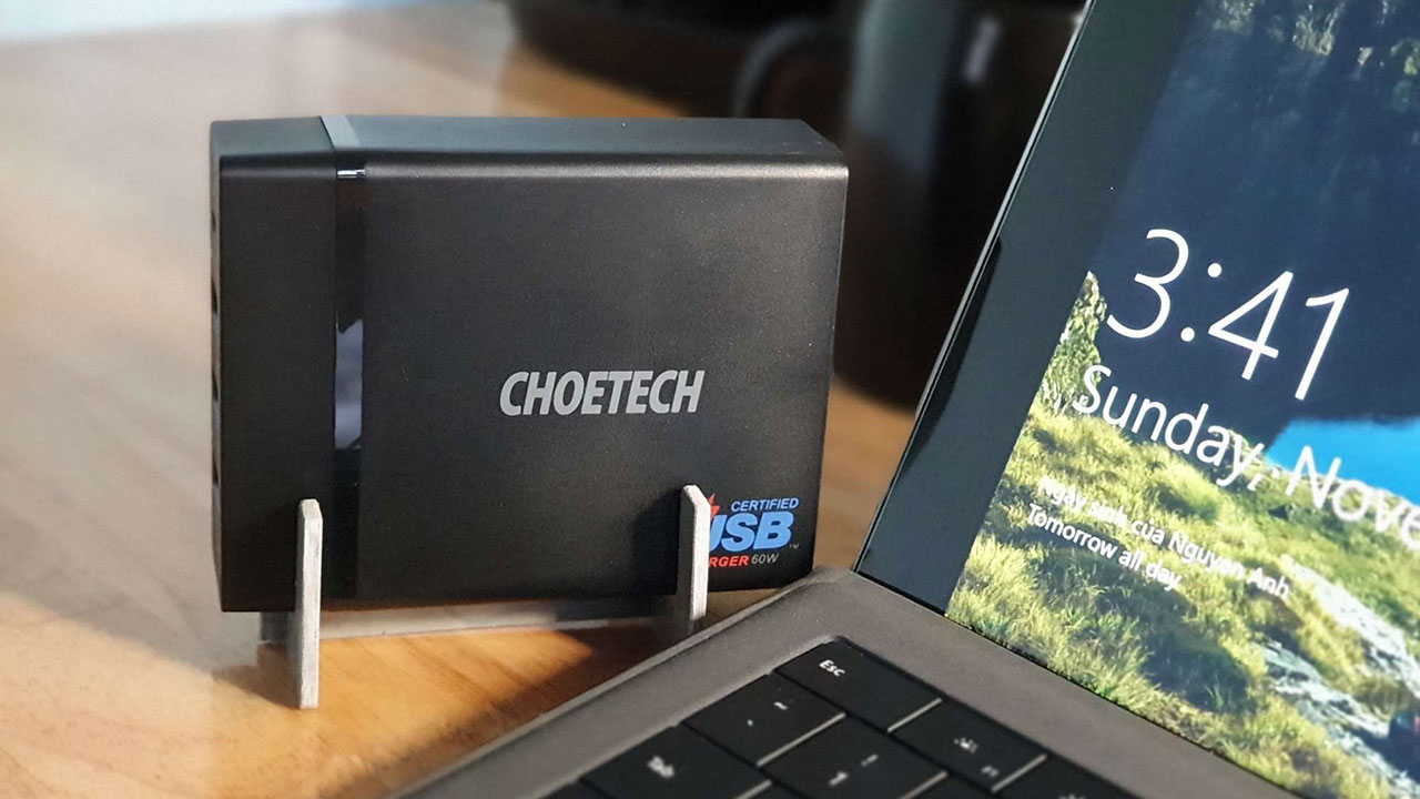 Trên tay adapter sạc CHOETECH PD72-1C3U với 1 cổng USB-C hỗ trợ Power Delivery 60W có thể sử dụng để sạc laptop, 3 cổng USB-A 12W