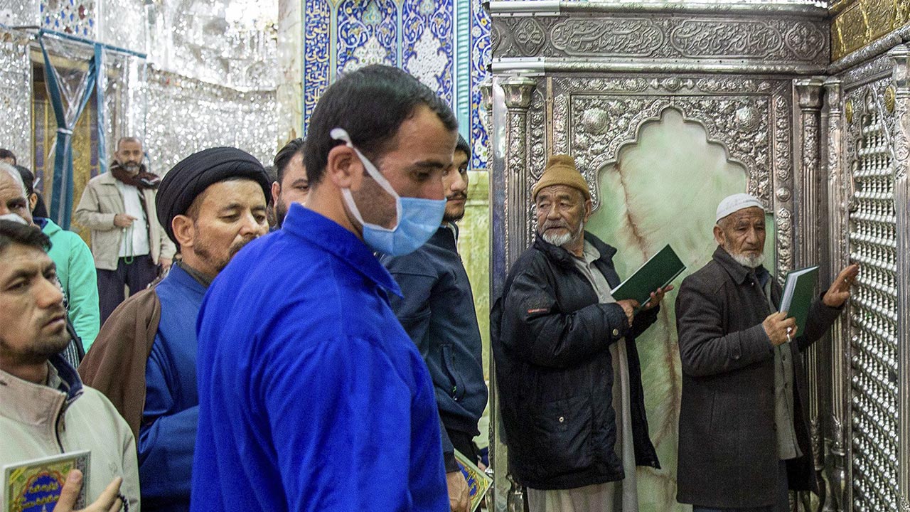 Người dân Iran tập trung liếm đền thờ giữa lúc dịch bệnh virus corona bùng phát