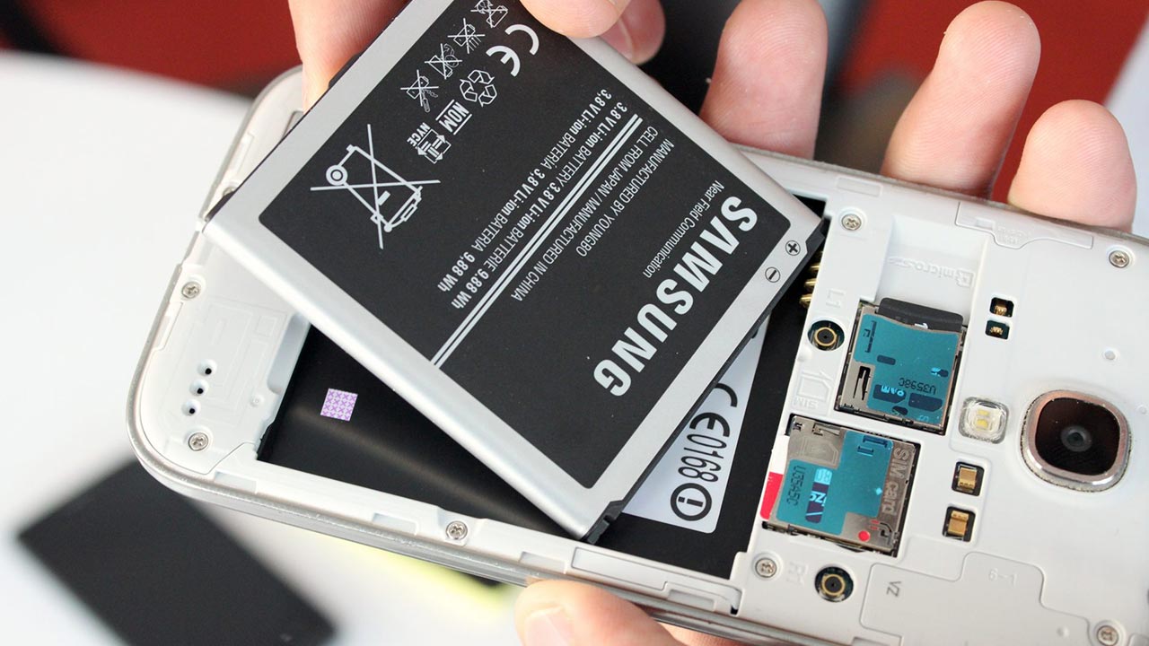Samsung sắp ra mắt smartphone giá rẻ có pin tháo rời?